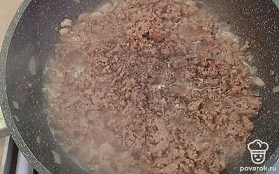 Тщательно перемешайте, посолите и поперчите по вкусу, обжарьте 10 минут.