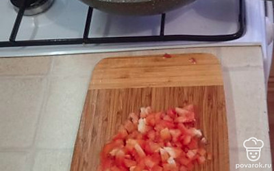 Мелко нарежьте перец, добавьте к фаршу и луку.