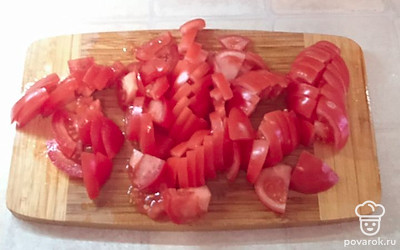 Нарежьте помидоры дольками.