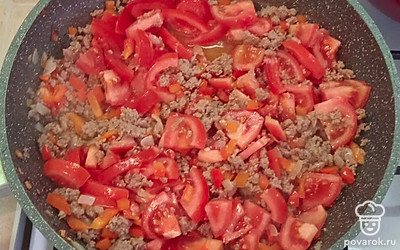 Добавьте помидоры в сковороду, перемешайте. Тушите до готовности 15 минут.