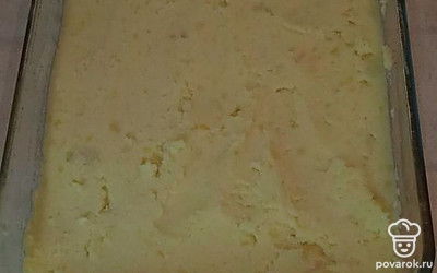 Выложите половину пюре на противень.