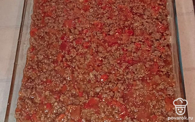 Сверху выложите весь фарш, распределите равномерно.