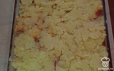 Оставшееся пюре выложите сверху, равномерно покройте весь фарш. Поставьте в духовку на 15 минут при 170-180 градусах.