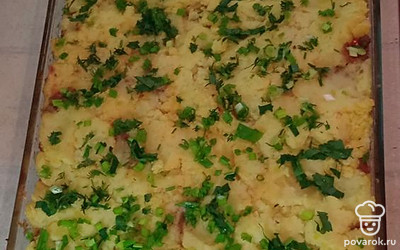 Достаньте запеканку, сверху посыпьте зеленью.