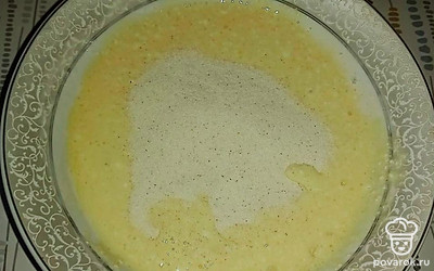 Затем в яично-творожную смесь всыпьте манку, разрыхлитель и ванилин. Замесите тесто.