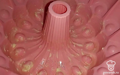 Смажьте форму для запекания сливочным маслом.