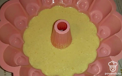 Выложите тесто в форму. Форму поставьте в разогретую до 180 градусов духовку. Выпекайте блюдо до готовности.