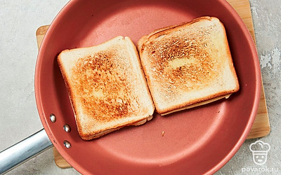 Поджарьте тосты. Выложите тосты на сковороду и жарьте их на среднем огне в течение 2-3 минут с каждой стороны.