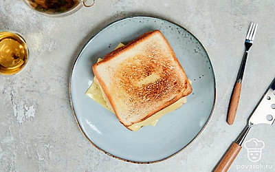 Подавайте закуску с чашкой ароматного горячего чая.