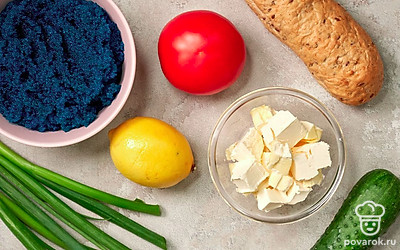 Подготовьте необходимые продукты. Сливочное масло заранее достаньте из холодильника, оно должно быть комнатной температуры. Овощи и зелень вымойте, обсушите на бумажных полотенцах.