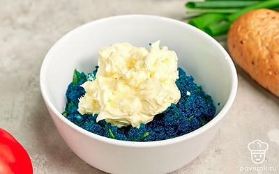 Сделайте намазку. Укроп и зеленый лук мелко нарежьте. Икру тобико выложите в миску, сбрызните лимонным соком, добавьте измельченную зелень и перемешайте. Размягченное сливочное масло взбейте в пышную пену, выложите в миску с икрой и зеленью, хорошо перемешайте.