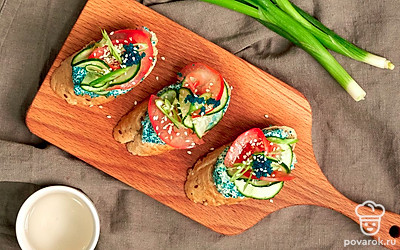 Багет с икрой тобико разложите на изящной сервировочной тарелке.