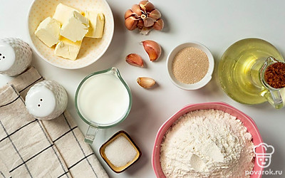 Муку просейте. Чеснок почистите. Укроп помойте и обсушите, мелко нарежьте. Духовку разогрейте до 180 градусов. Смажьте форму для выпечки растительным маслом.