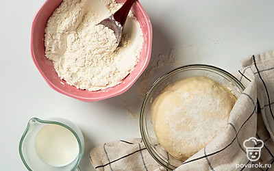 Приготовьте опару и сделайте тесто. Воду и молоко смешайте, нагрейте до примерно 40 градусов. Добавьте дрожжи, хорошо перемешайте, оставьте на 20 минут. Добавьте к опаре соль, сахар. Постепенно введите муку, тщательно вымесите тесто, накройте полотенцем и оставьте в теплом месте на 40 минут.