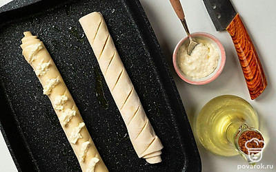 Испеките багеты. На каждом багете сделайте небольшие надрезы поперек на расстоянии 2 см или один надрез посередине вдоль всего багета.В каждый разрез добавьте начинку при помощи силиконовой кисточки. Выпекайте в разогретой до 180 градусов духовке 20 минут.