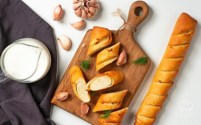 Подавайте багет с чесноком, посыпав его измельченным укропом.