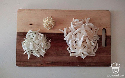 Очищенный репчатый лук нарежьте перьями, мелко порубите или пропустите через специальный пресс чеснок, кальмар ошпарьте кипятком, снимите пленку и нарежьте соломкой.