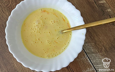 Смешайте 1 яйцо и 70 миллилитров молока. Посолите по вкусу.