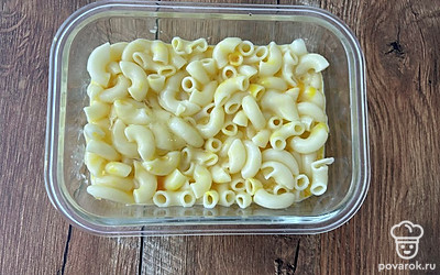 Залейте яичной смесью макароны. Отправьте форму в духовку на 35 минут при 180 градусах.