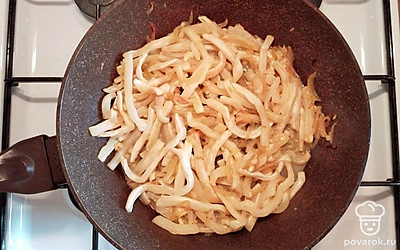 На сковороде разогрейте масло, обжарьте на нем лук до золотистого цвета. Добавьте кальмар и обжаривайте еще 1,5 минуты, затем добавьте чеснок и соевый соус, посолите и поперчите по вкусу, готовьте еще 2 минуты, а затем снимите с плиты.