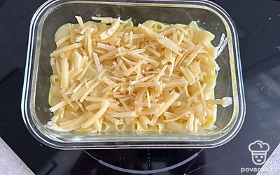 Сыр нарежьте тонкой соломкой, посыпьте им запеканку за 5 минут до приготовления.