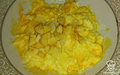 Банан почистите, нарежьте маленькими кусочками, добавьте в творог. Перемешайте.