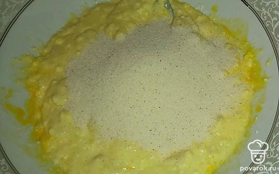 Затем добавьте манную крупу и разрыхлитель, замесите тесто.