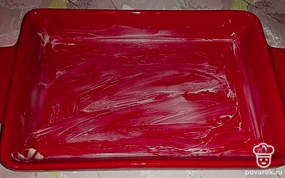 Форму для запекания смажьте сливочным маслом. Включите духовку.