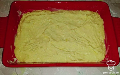 Тесто выложите в форму для запекания, отправьте в духовку. Выпекайте при 180 до готовности (около 35 минут).