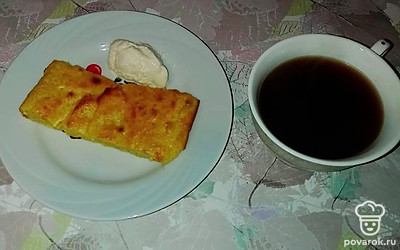 Подавайте запеканку со сметаной к чаю или кофе.