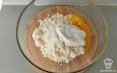 Добавьте к творогу яйцо, сахар, соль, сметану. Хорошо перемешайте или пробейте блендером. Добавьте сливочное масло комнатной температуры и снова перемешайте.