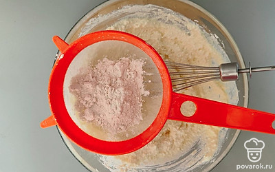 Всыпьте муку через сито и опять хорошо перемешайте.