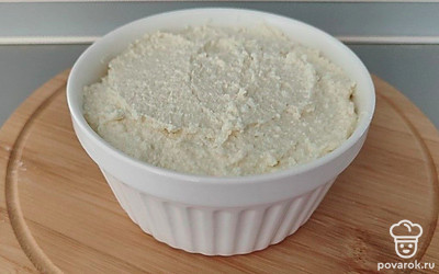 Форму смажьте сливочным маслом и положите в нее творожную массу. Поставьте в разогретую духовку на 35 минут при 180 градусах. 