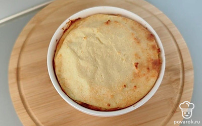 Подавайте запеканку остывшей. Можете полить ее сгущенным молоком, по желанию.