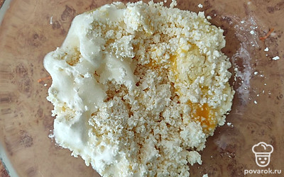 К творогу добавьте яйцо, сахар, сметану, соль, сливочное масло и пробейте блендером. 