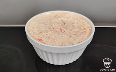 Готовую массу выложите в смазанную сливочным маслом форму и поставьте в разогретую духовку на 35 минут при 180 градусах. 