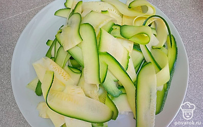 Цукини нарежьте овощечисткой.