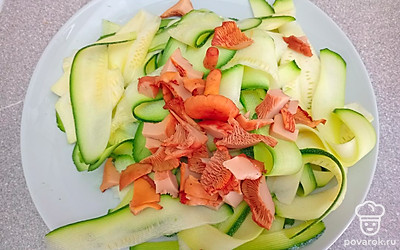 Добавьте нашинкованные лисички.