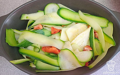 Посолите, перемешайте. Выложите в смазанную растительным маслом форму.