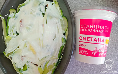 Смажьте сметаной.