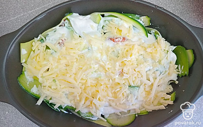 Посыпьте тертым сыром. Поставьте в разогретую духовку.