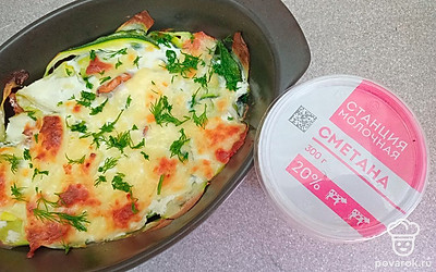 Подавайте запеканку, посыпав нарезанным укропом.