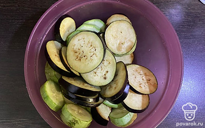 Баклажан и кабачок нарежьте кружочками, посолите.