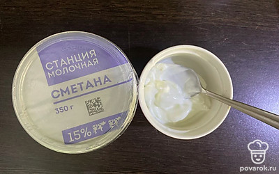 Для соуса в емкость добавьте сметану.