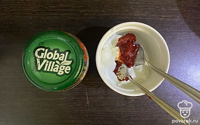 Затем добавьте томатную пасту.