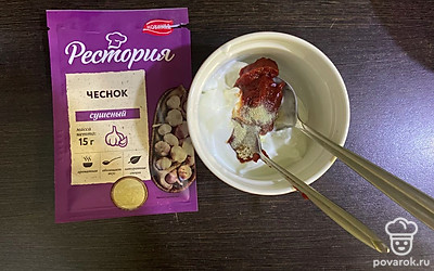 Всыпьте сушеный чеснок.