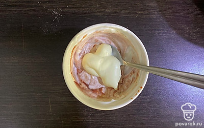 Добавьте майонез и перемешайте.