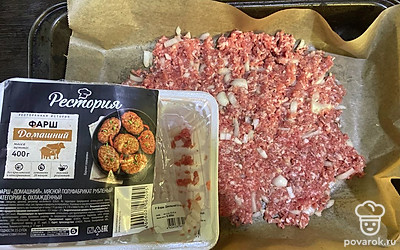 В фарш добавьте мелко нарезанный лук, посолите и поперчите по вкусу. Выложите фарш в форму для запекания.