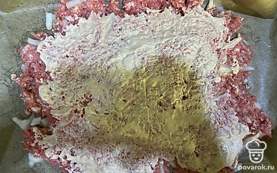 Смажьте фарш соусом.