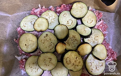 Сверху выложите баклажаны.